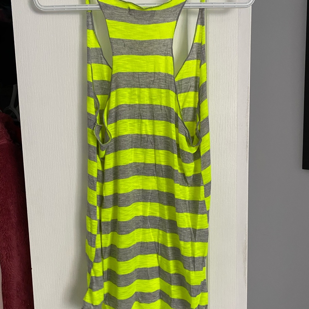 4 Tank tops - Picture 6 of 8